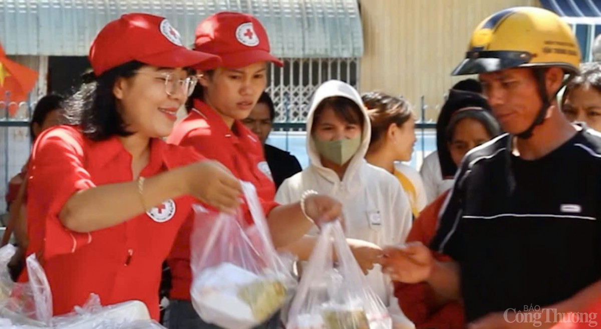 Ấm lòng những suất cơm 0 đồng tới với bệnh nhân nghèo Gia Lai