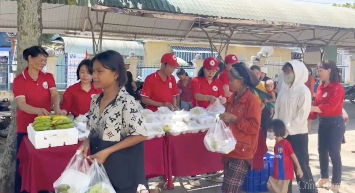 Ấm lòng những suất cơm 0 đồng tới với bệnh nhân nghèo Gia Lai