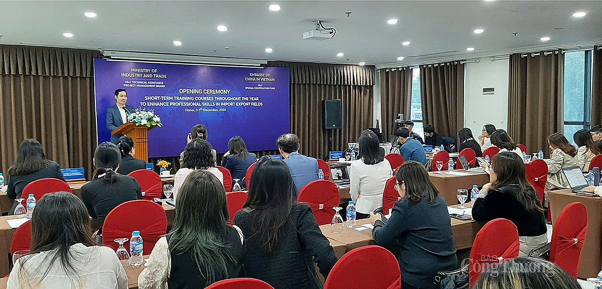 Khóa đào tạo ngắn hạn của Dự án hỗ trợ kỹ thuật được tài trợ bởi Quỹ đặc biệt trong vòng khuôn khổ Sáng kiến Hợp tác Mê Kông-Lan Thương (MLC) do Bộ Công Thương tổ chức sáng 3/12, tại Hà Nội. (Ảnh: Nguyễn Hạnh) Khóa đào tạo ngắn hạn của Dự án hỗ trợ kỹ thuật được tài trợ bởi Quỹ đặc biệt trong vòng khuôn khổ Sáng kiến Hợp tác Mê Kông-Lan Thương (MLC) do Bộ Công Thương tổ chức sáng 3/12, tại Hà Nội. (Ảnh: Nguyễn Hạnh)