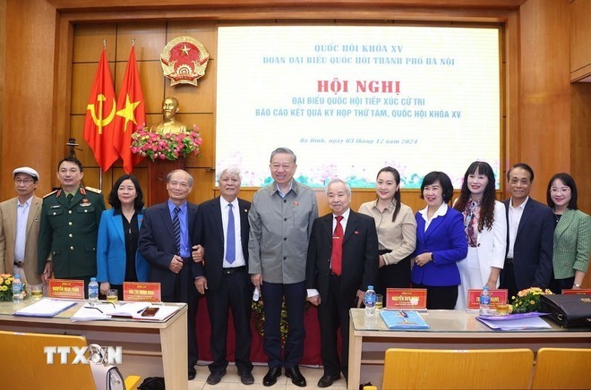 Tổng Bí thư Tô Lâm cùng đại biểu với các cử tri. Ảnh: TTXVN Tổng Bí thư Tô Lâm cùng đại biểu với các cử tri. Ảnh: TTXVN