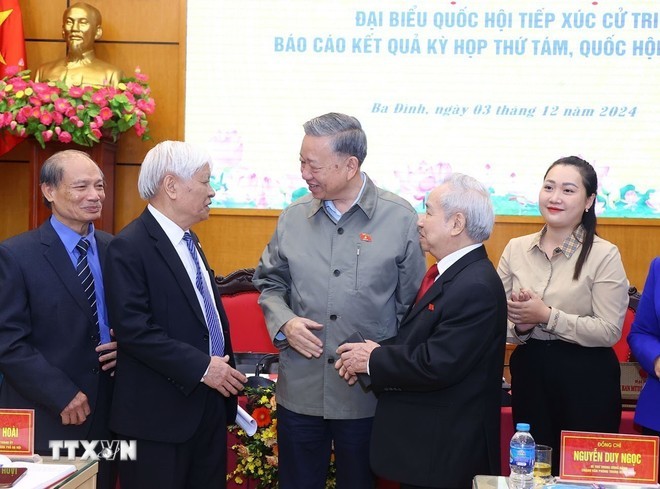 Tổng Bí thư Tô Lâm với các cử tri. Ảnh: TTXVN Tổng Bí thư Tô Lâm với các cử tri. Ảnh: TTXVN