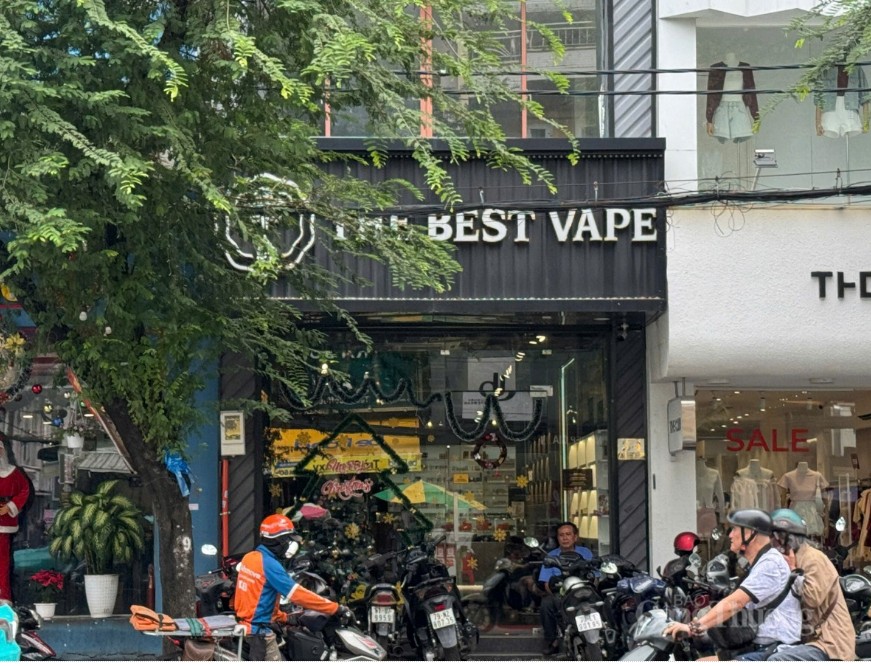 Cửa hàng thuốc lá điện tử The Best Vape trên đường Nguyễn Gia Trí (quận Bình Thạnh). Cửa hàng thuốc lá điện tử The Best Vape trên đường Nguyễn Gia Trí (quận Bình Thạnh).