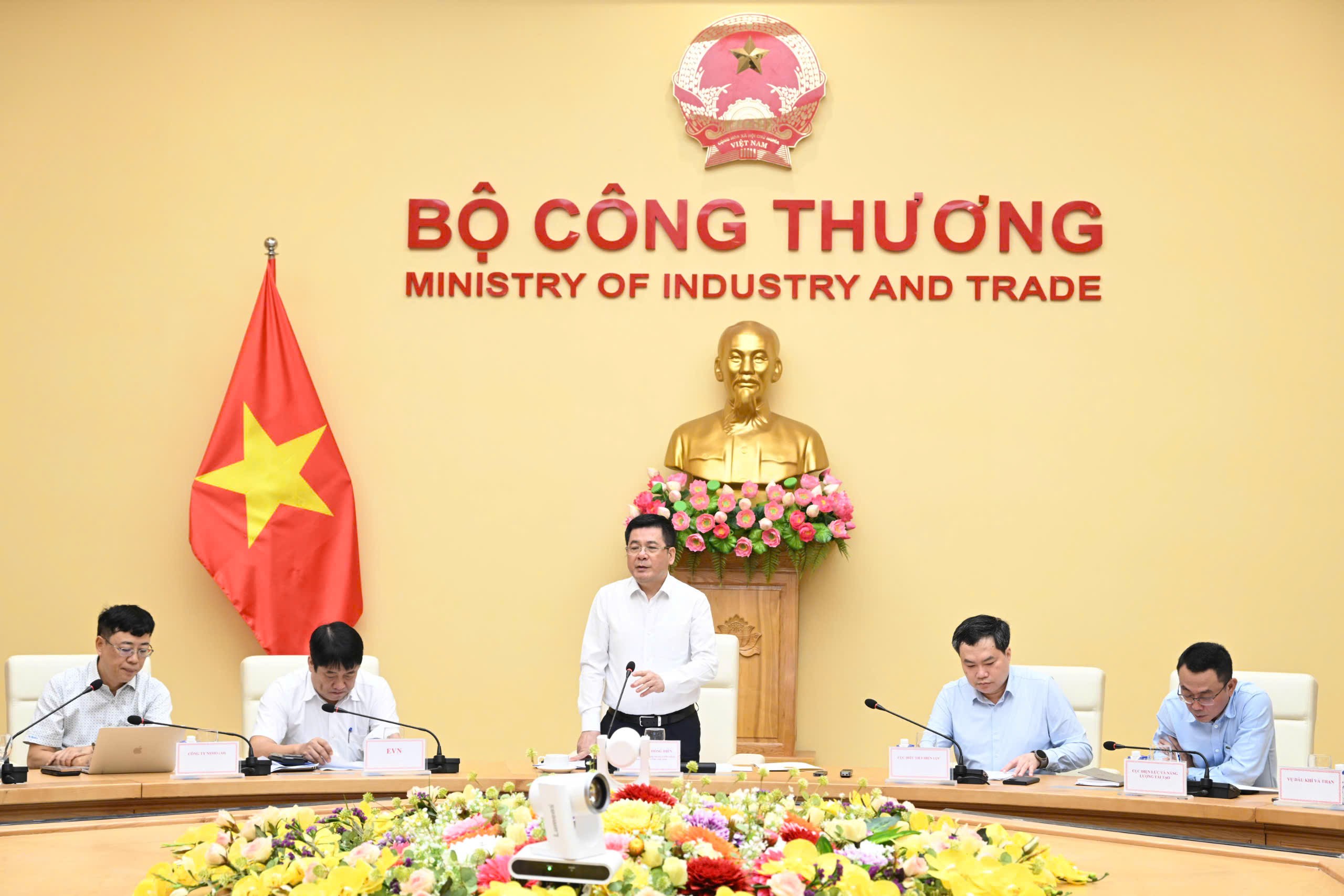 Bộ trưởng Bộ Công thuơng Nguyễn Hồng Diên chủ trì cuộc họp với lãnh đạo một số Bộ, ngành, địa phương, Tập đoàn Điện lực Việt Nam (EVN) và một số đơn vị liên quan về tình hình triển khai các dự án lưới điện ngày 6/11. Ảnh: Cấn Dũng Bộ trưởng Bộ Công thuơng Nguyễn Hồng Diên chủ trì cuộc họp với lãnh đạo một số Bộ, ngành, địa phương, Tập đoàn Điện lực Việt Nam (EVN) và một số đơn vị liên quan về tình hình triển khai các dự án lưới điện ngày 6/11. Ảnh: Cấn Dũng