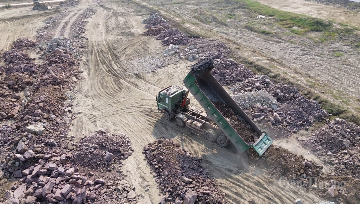 Các xe chạy từ mỏ khoáng sản của Công ty TNHH Minh Hà ngang nhiên đổ đất phục vụ san lấp tại dự án Khu công nghiệp Yên Lư mà không phải công trình xây dựng nông thôn mới Các xe chạy từ mỏ khoáng sản của Công ty TNHH Minh Hà ngang nhiên đổ đất phục vụ san lấp tại dự án Khu công nghiệp Yên Lư mà không phải công trình xây dựng nông thôn mới