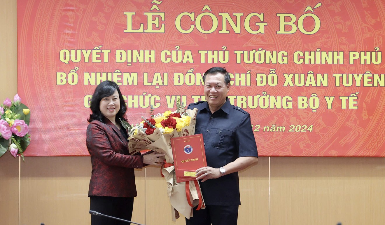 Bộ trưởng Bộ Y tế Đào Hồng Lan trao Quyết định bổ nhiệm lại chức vụ Thứ trưởng Bộ Y tế đối với ông Đỗ Xuân Tuyên. Ảnh: Sức khoẻ Đời sống Bộ trưởng Bộ Y tế Đào Hồng Lan trao Quyết định bổ nhiệm lại chức vụ Thứ trưởng Bộ Y tế đối với ông Đỗ Xuân Tuyên. Ảnh: Sức khoẻ Đời sống