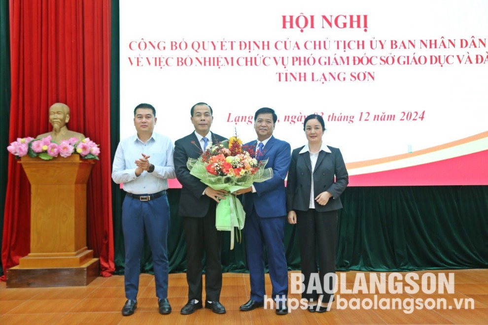 Ban giám đốc Sở Giáo dục và Đào tạo tặng hoa chúc mừng đồng chí Đặng Hồng Cường Ban giám đốc Sở Giáo dục và Đào tạo tặng hoa chúc mừng đồng chí Đặng Hồng Cường