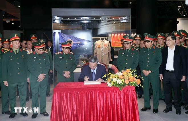 Tổng Bí thư Tô Lâm, Bí thư Quân ủy Trung ương thăm Bảo tàng Lịch sử Quân sự Việt Nam. Ảnh: TTXVN Tổng Bí thư Tô Lâm, Bí thư Quân ủy Trung ương thăm Bảo tàng Lịch sử Quân sự Việt Nam. Ảnh: TTXVN