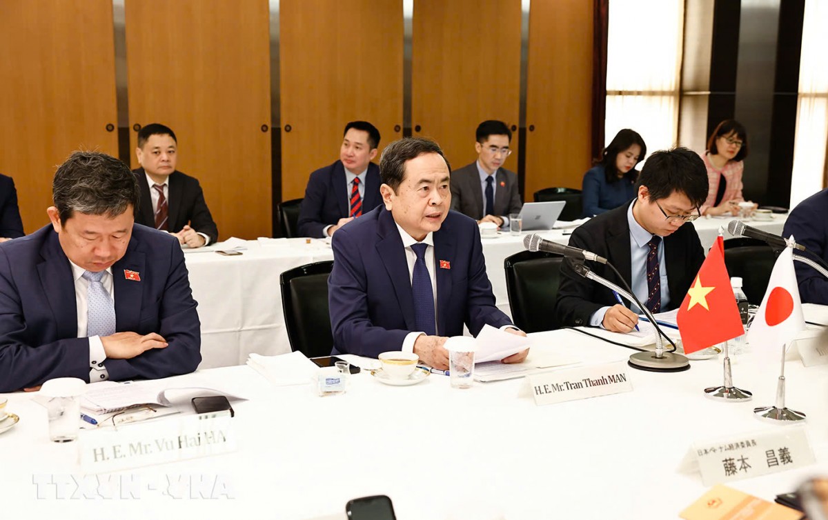 Chủ tịch Quốc hội Trần Thanh Mẫn chia sẻ về triển vọng đầu tư tại Việt Nam với lãnh đạo Liên đoàn các tổ chức kinh tế Nhật Bản. Ảnh: Doãn Tấn Chủ tịch Quốc hội Trần Thanh Mẫn chia sẻ về triển vọng đầu tư tại Việt Nam với lãnh đạo Liên đoàn các tổ chức kinh tế Nhật Bản. Ảnh: Doãn Tấn