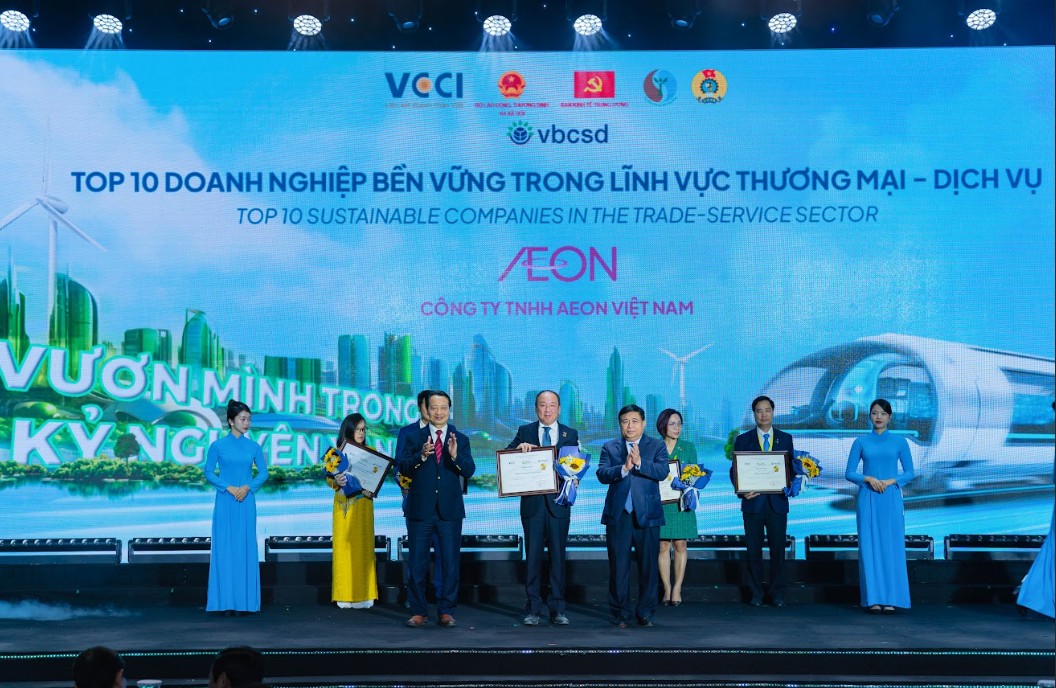 Tổng Giám đốc AEON Việt Nam nhận danh hiệu Top 3 doanh nghiệp bền vững - lĩnh vực Thương mại Dịch vụ. Tổng Giám đốc AEON Việt Nam nhận danh hiệu Top 3 doanh nghiệp bền vững - lĩnh vực Thương mại Dịch vụ.