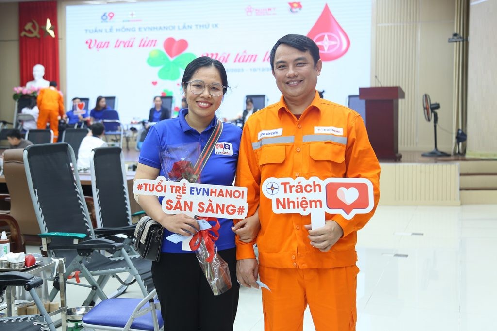 Cán bộ nhân viên EVNHANOI tham gia hiến máu tình nguyện (Ảnh: EVNHANOI). Cán bộ nhân viên EVNHANOI tham gia hiến máu tình nguyện (Ảnh: EVNHANOI).