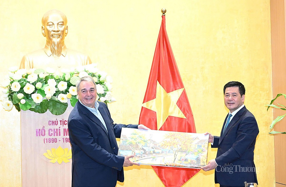 Bộ trưởng Nguyễn Hồng Diên tặng quà GS. John Kent Bộ trưởng Nguyễn Hồng Diên tặng quà GS. John Kent