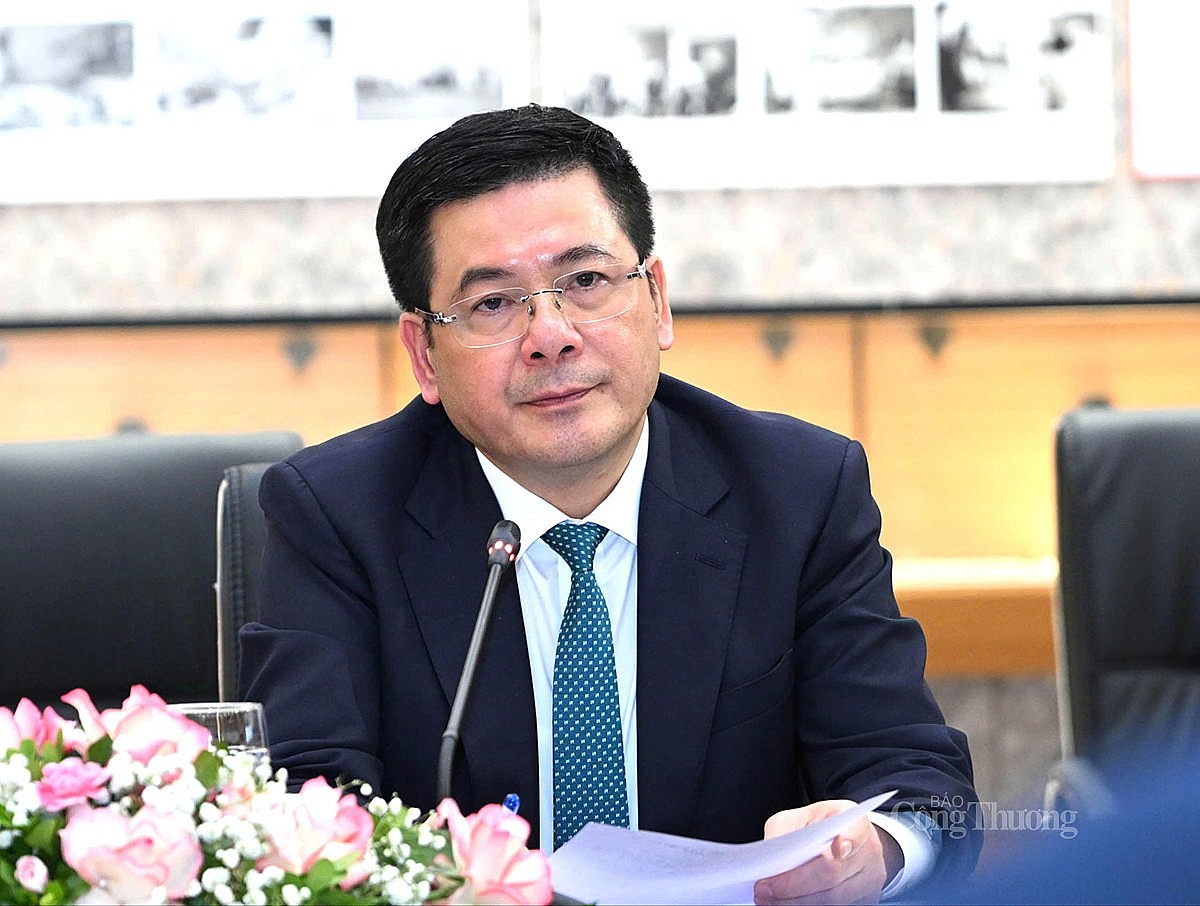 Bộ trưởng Bộ Công Thương Nguyễn Hồng Diên chia sẻ tại buổi làm việc Bộ trưởng Bộ Công Thương Nguyễn Hồng Diên chia sẻ tại buổi làm việc