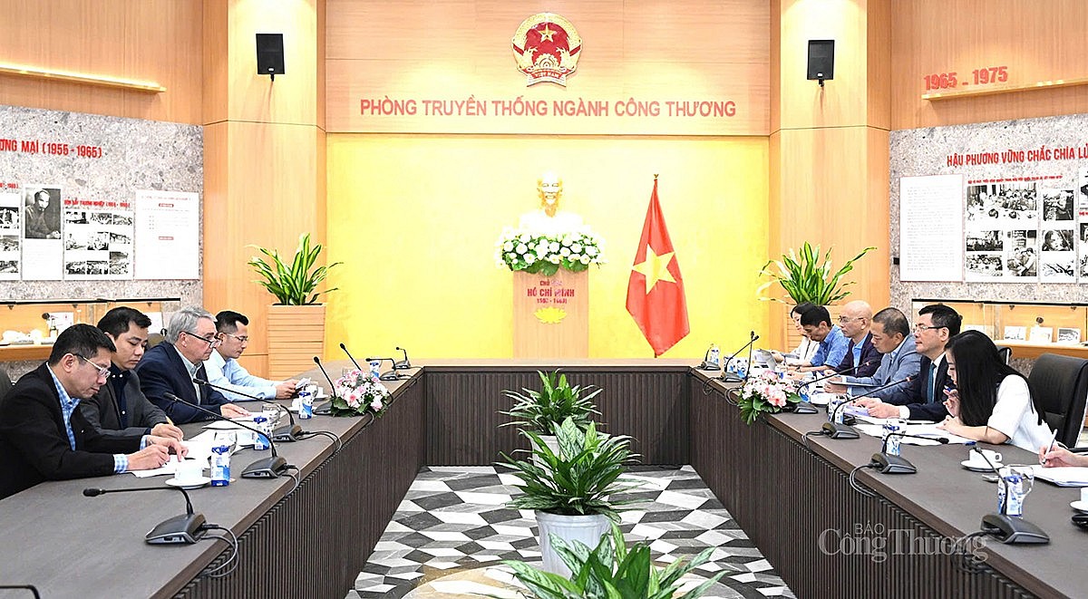 Bộ trưởng Nguyễn Hồng Diên làm việc với GS. John Kent Bộ trưởng Nguyễn Hồng Diên làm việc với GS. John Kent