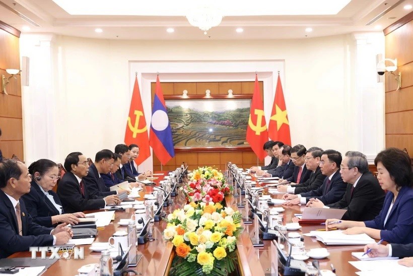 Thường trực Ban Ban Bí thư Trần Cẩm Tú hội đàm với Thường trực Ban Bí thư Đảng Nhân dân cách mạng Lào, Phó Chủ tịch nước Lào Bounthon Chitmany Thường trực Ban Ban Bí thư Trần Cẩm Tú hội đàm với Thường trực Ban Bí thư Đảng Nhân dân cách mạng Lào, Phó Chủ tịch nước Lào Bounthon Chitmany