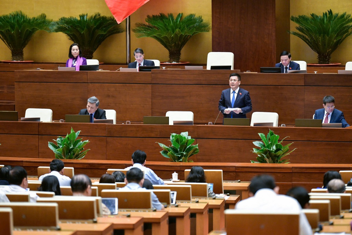 Bộ trưởng Bộ Công Thương Nguyễn Hồng Diên phát biểu trước Quốc hội về Luật Điện lực sửa đổi trong đó có vấn đề liên quan đến điện hạt nhân Bộ trưởng Bộ Công Thương Nguyễn Hồng Diên phát biểu trước Quốc hội về Luật Điện lực sửa đổi trong đó có vấn đề liên quan đến điện hạt nhân