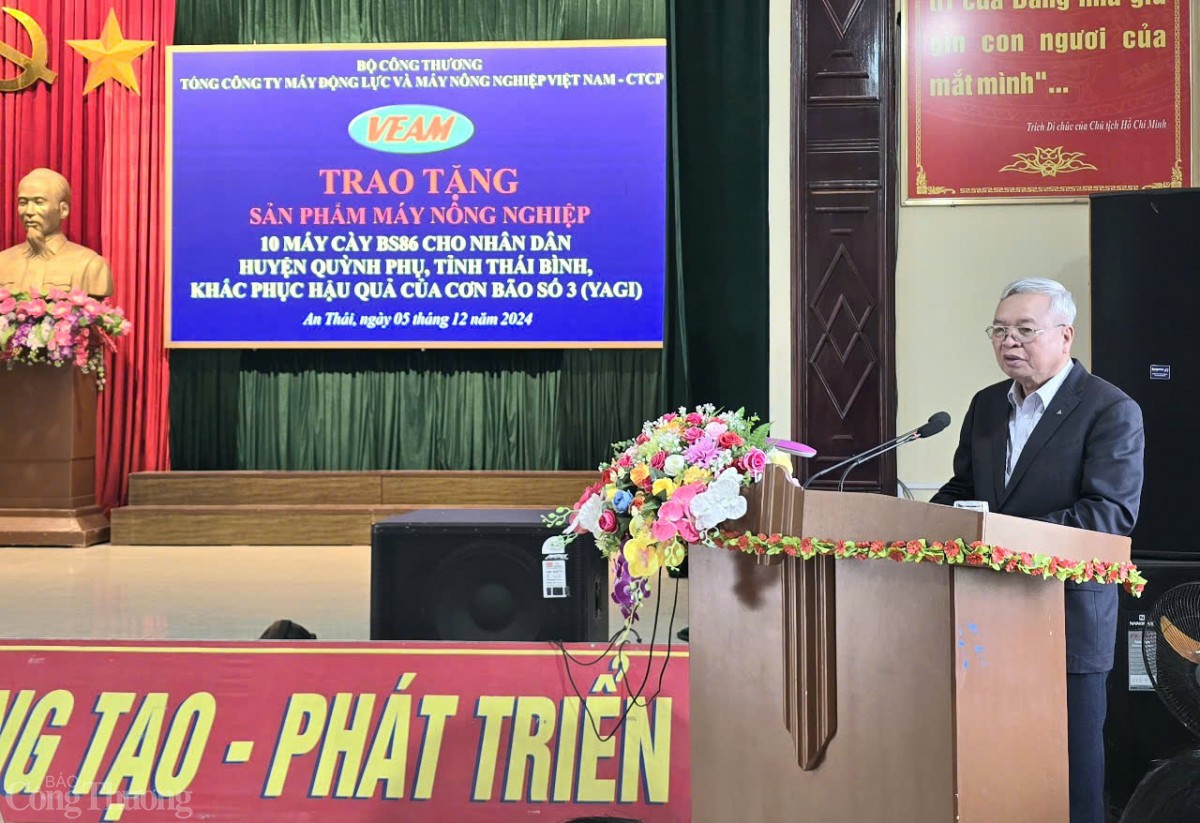 Nông dân Quỳnh Phụ (Thái Bình) vui mừng đón nhận máy cày do VEAM trao tặng