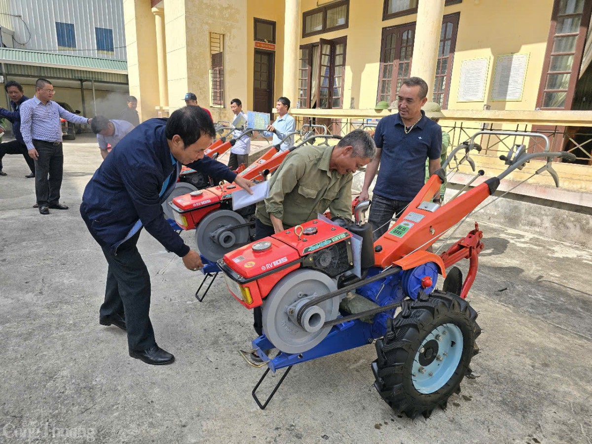 Nông dân Quỳnh Phụ (Thái Bình) vui mừng đón nhận máy cày do VEAM trao tặng