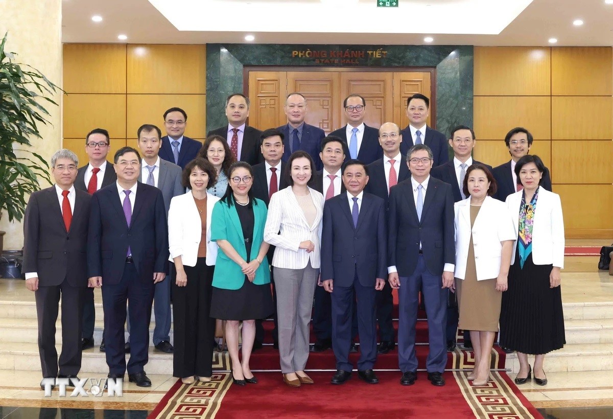 Đồng chí Trần Cẩm Tú với các Trưởng cơ quan đại diện Việt Nam ở nước ngoài Đồng chí Trần Cẩm Tú với các Trưởng cơ quan đại diện Việt Nam ở nước ngoài