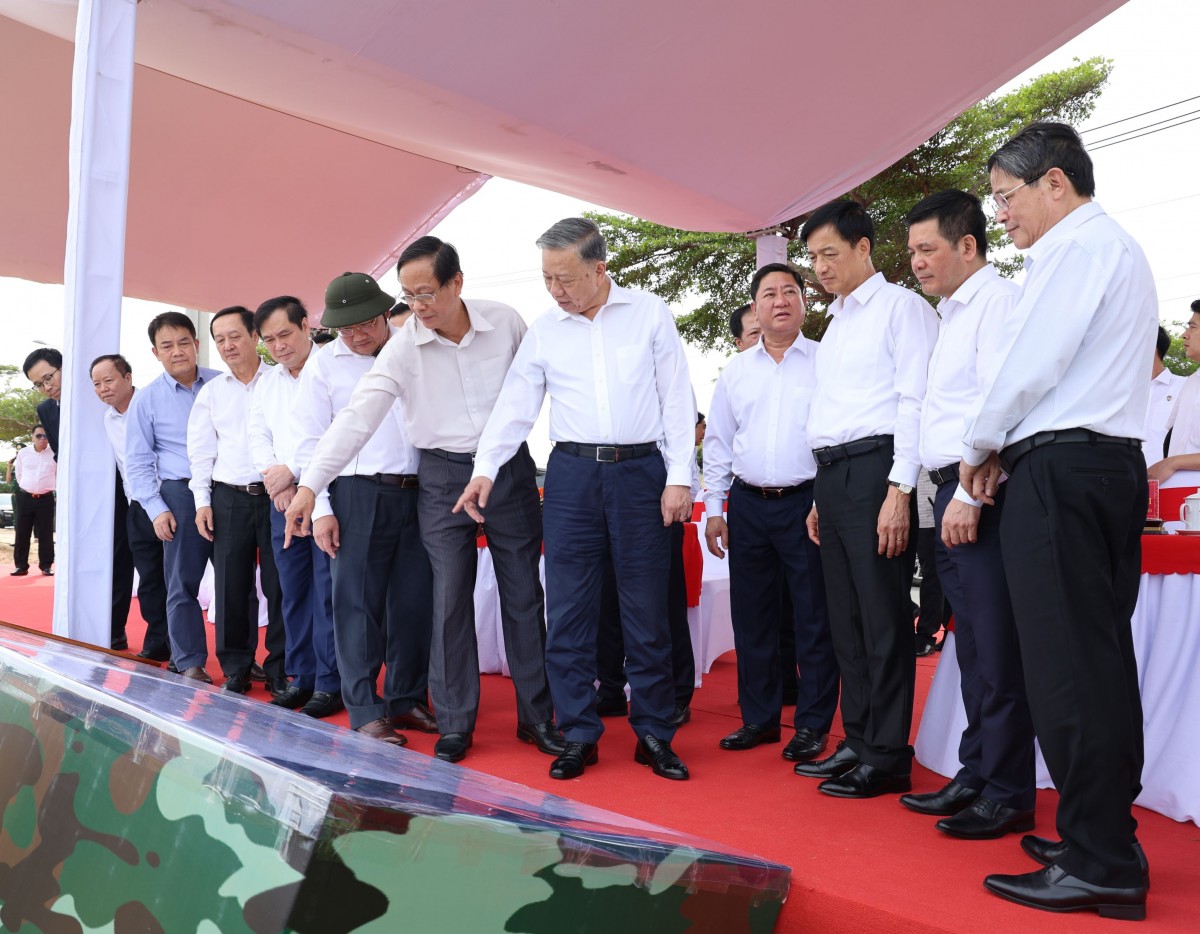 Tổng Bí thư Tô Lâm đi khảo sát địa điểm xây dựng Nhà máy điện hạt nhân Ninh Thuận 1 Tổng Bí thư Tô Lâm đi khảo sát địa điểm xây dựng Nhà máy điện hạt nhân Ninh Thuận 1