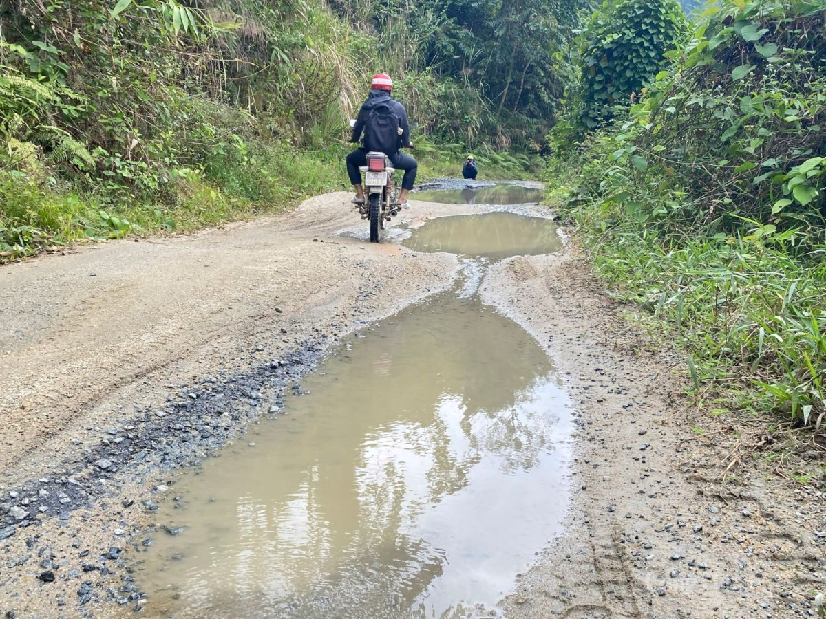 Đường thi công nham nhở khiến cho việc đi lại của người dân vùng cao gặp rất nhiều khó khăn Đường thi công nham nhở khiến cho việc đi lại của người dân vùng cao gặp rất nhiều khó khăn