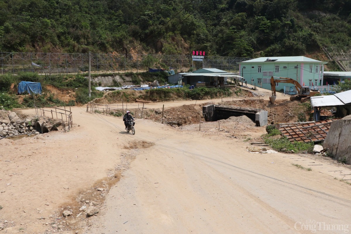 Dù đây là tháng cuối cùng trong hợp đồng phải hoàn thành, tuy nhiên khối lượng của các con đường này vẫn chưa tới 50% Dù đây là tháng cuối cùng trong hợp đồng phải hoàn thành, tuy nhiên khối lượng của các con đường này vẫn chưa tới 50%