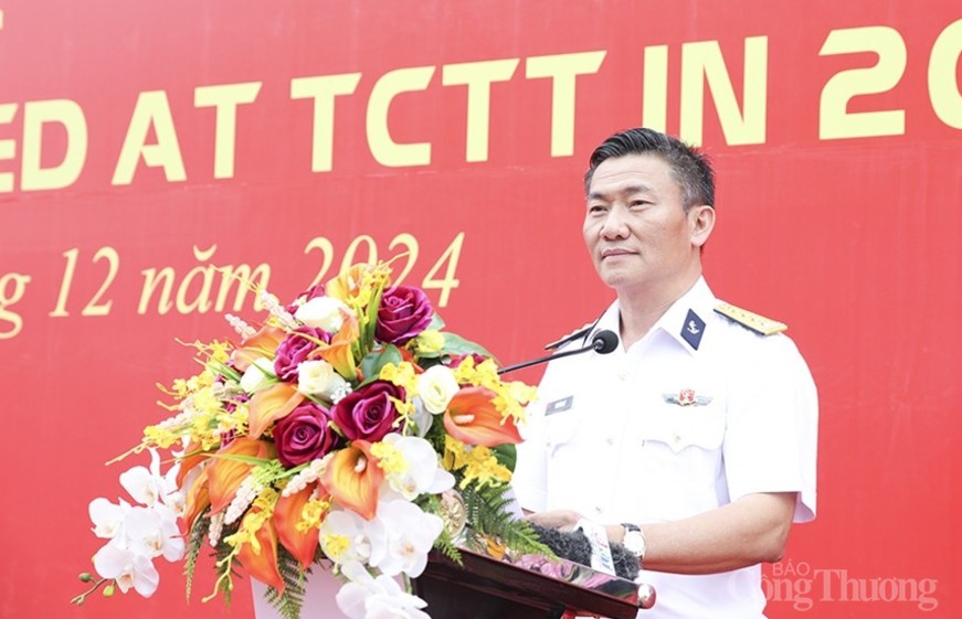 Đại tá Bùi Văn Quỳ phát biểu chúc mừng tại buổi lễ. Đại tá Bùi Văn Quỳ phát biểu chúc mừng tại buổi lễ. Tân Cảng