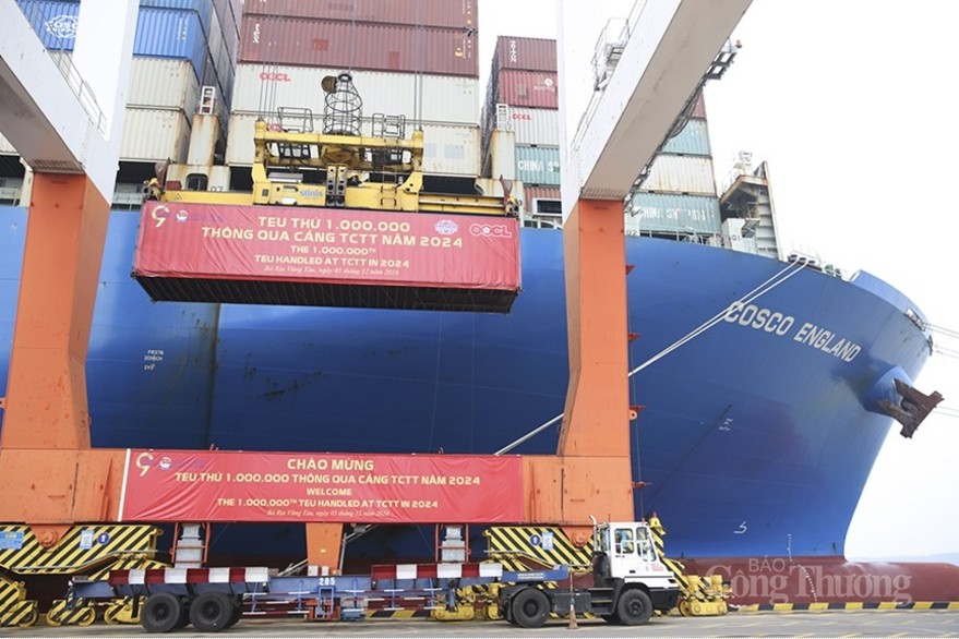 TEU thứ 1 triệu được xếp dỡ lên Tàu Cosco England. TEU thứ 1 triệu được xếp dỡ lên Tàu Cosco England. Tân Cảng