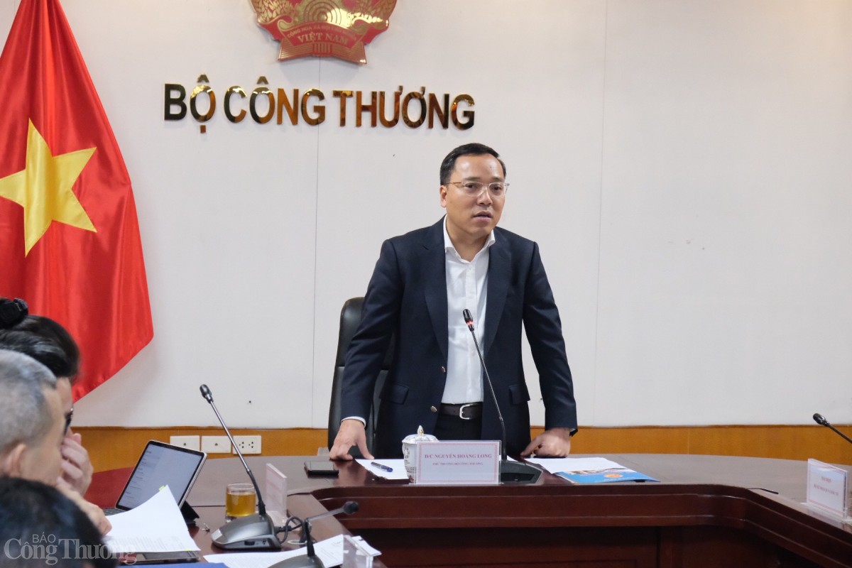 Thứ trưởng Nguyễn Hoàng Long phát biểu tại buổi họp. Ảnh: Trần Đình Thứ trưởng Nguyễn Hoàng Long phát biểu tại buổi họp. Ảnh: Trần Đình