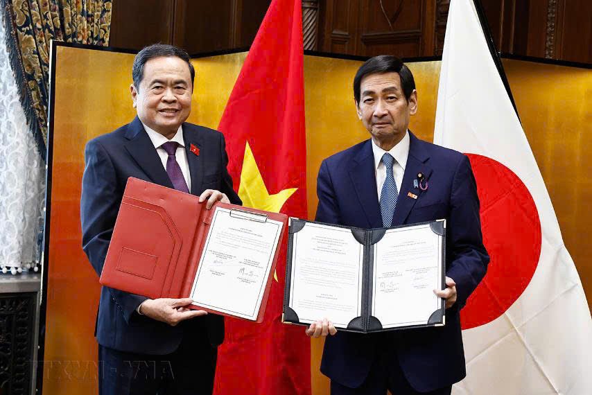 Chủ tịch Quốc hội Trần Thanh Mẫn và Chủ tịch Thượng viện Nhật Bản Sekiguchi Masakazu trao đổi văn kiện hợp tác. Ảnh: Doãn Tấn Chủ tịch Quốc hội Trần Thanh Mẫn và Chủ tịch Thượng viện Nhật Bản Sekiguchi Masakazu trao đổi văn kiện hợp tác. Ảnh: Doãn Tấn