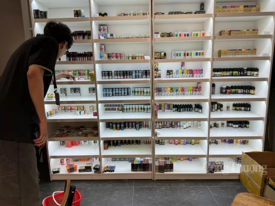 Một cửa hàng trên đường Nguyễn Gia Trí (quận Bình Thạnh) bày bán công khai 
