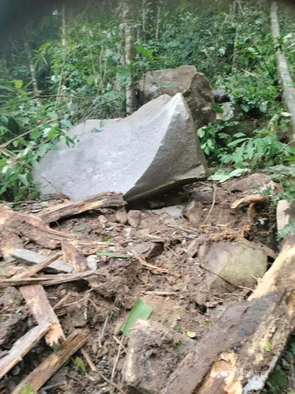 Những tảng đá lớn đổ xuống sau 2 trận động đất vừa qua, uy hiếp an toàn của người dân làng Tu Hon Những tảng đá lớn đổ xuống sau 2 trận động đất vừa qua, uy hiếp an toàn của người dân làng Tu Hon