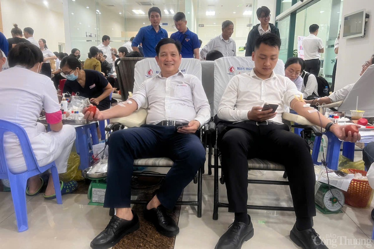 Cán bộ công nhân viên, người lao động Công ty Cổ phần Thuỷ điện A Vương tham gia hiến máu