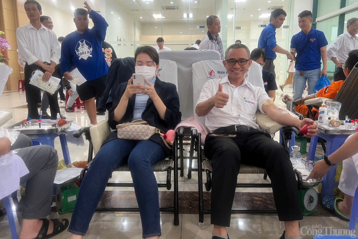 Đông đảo cán bộ, người lao động Công ty CP Thủy điện A Vương tham gia Tuần lễ hồng EVN lần thứ X