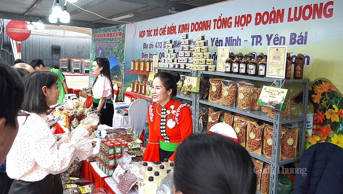 3 Tuần hàng Yên Bái thu hút đông đảo khách tham quan và mua sắm đặc sản ngay ngày đầu khai mạc 3 Tuần hàng Yên Bái thu hút đông đảo khách tham quan và mua sắm đặc sản ngay ngày đầu khai mạc