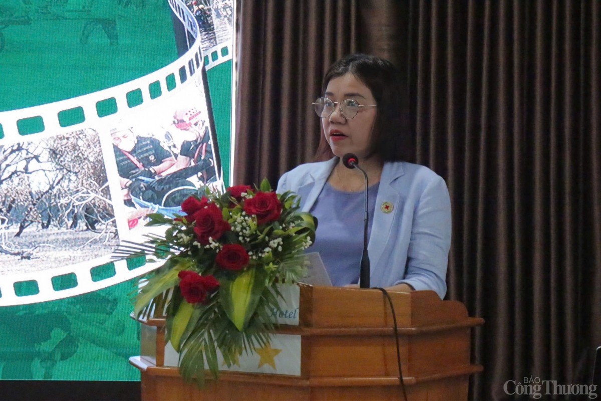 Bà Lê Thị Như Hồng, Chủ tịch Hội Chữ thập đỏ TP. Đà Nẵng phát biểu tại hội nghị