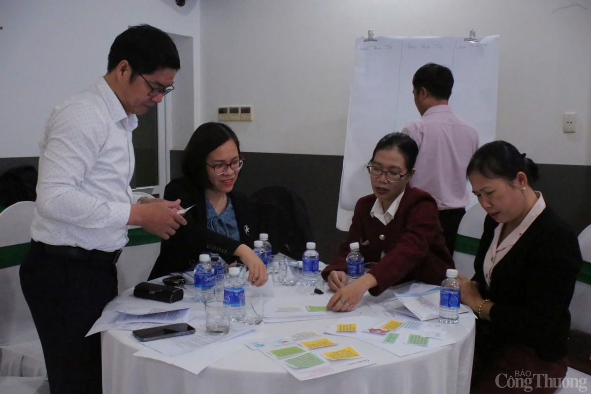 Các đại biểu tại hội thảo trao đổi về các phương án ứng phó với thiên tai, thảm họa cho động vật đồng hành