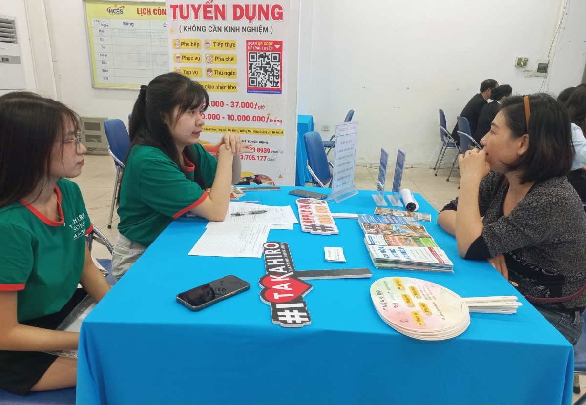 nhiều doanh nghiệp đã ‘nới’ độ tuổi lên đến 35, thậm chí 45 tuổi để bảo đảm sản xuất nhiều doanh nghiệp đã ‘nới’ độ tuổi lên đến 35, thậm chí 45 tuổi để bảo đảm sản xuất