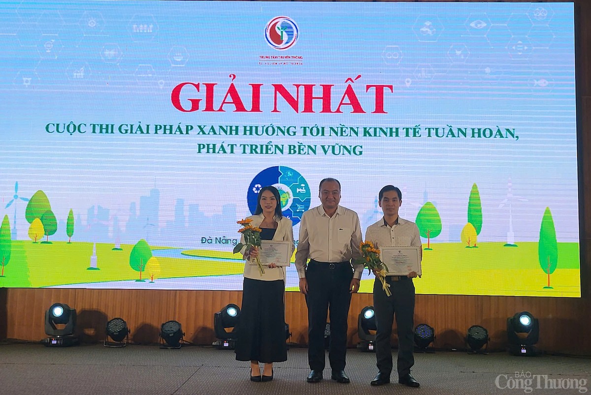 Trao giải Nhất cho đại diện 2 tác giả, nhóm tác giả Trao giải Nhất cho đại diện 2 tác giả, nhóm tác giả