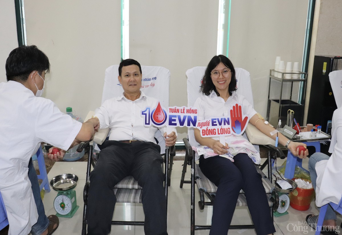 Người lao động Công ty tham gia hiến máu trong chương trình trong Tuần lễ Hồng EVN lần thứ X năm 2024.