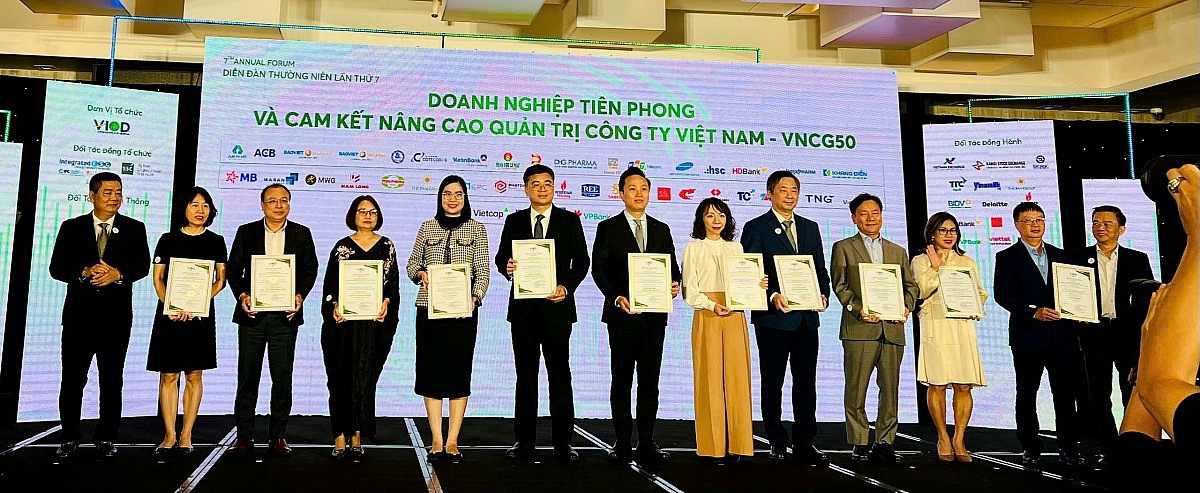Ông Trần Ngọc Nguyên, Chủ tịch HĐQT PVCFC nhận giấy chứng nhận “Doanh nghiệp tiên phong và cam kết nâng cao Quản trị Công ty Việt Nam - VNCG50” Ông Trần Ngọc Nguyên, Chủ tịch HĐQT PVCFC nhận giấy chứng nhận “Doanh nghiệp tiên phong và cam kết nâng cao Quản trị Công ty Việt Nam - VNCG50”