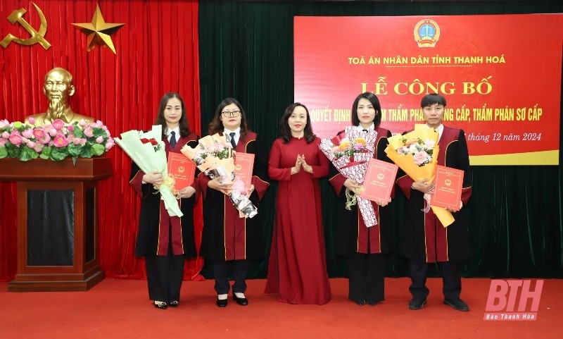 Đồng chí Nguyễn Thị Nga, Tỉnh ủy viên, Chánh án Tòa án Nhân dân tỉnh trao Quyết định của Chủ tịch nước bổ nhiệm Thẩm phán trung cấp. Ảnh: Báo Thanh Hóa