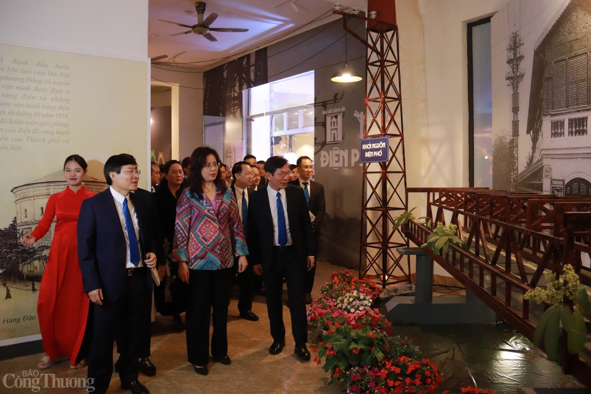 Khai mạc triển lãm nghệ thuật và ra mắt ấn phẩm “Điện phố”