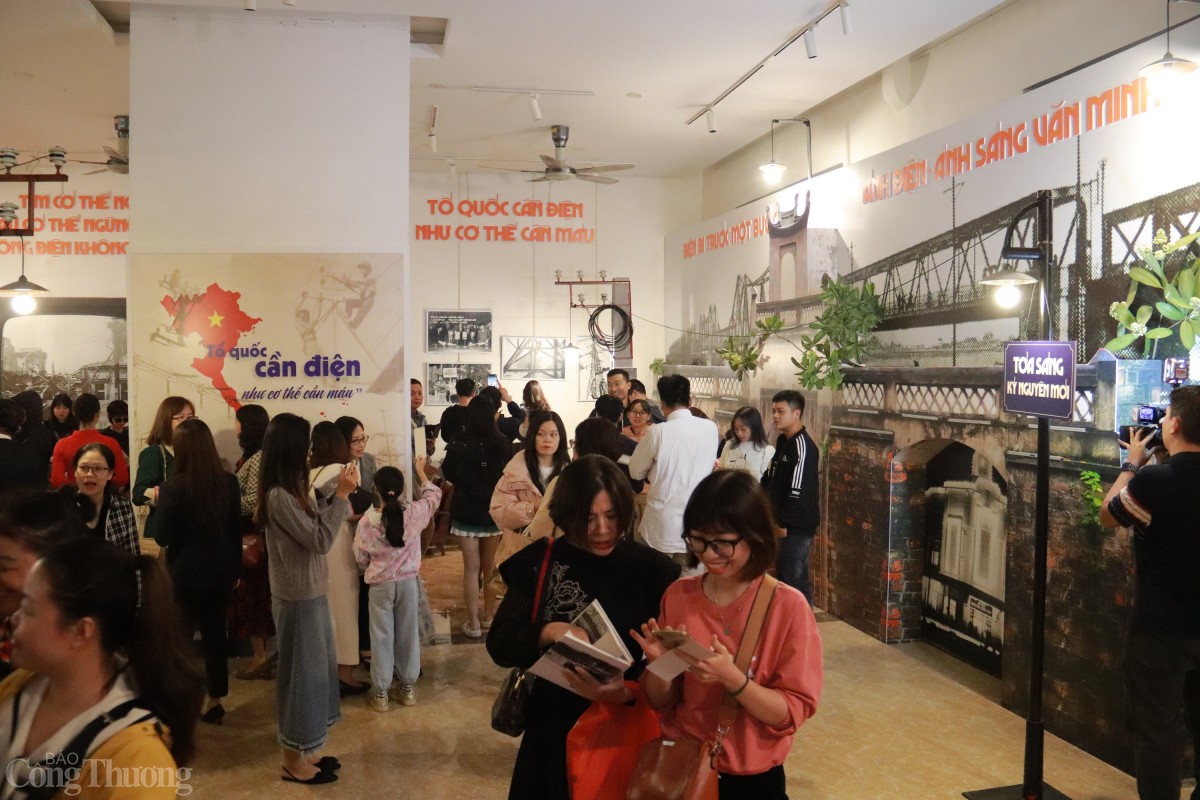 Khai mạc triển lãm nghệ thuật và ra mắt ấn phẩm “Điện phố”