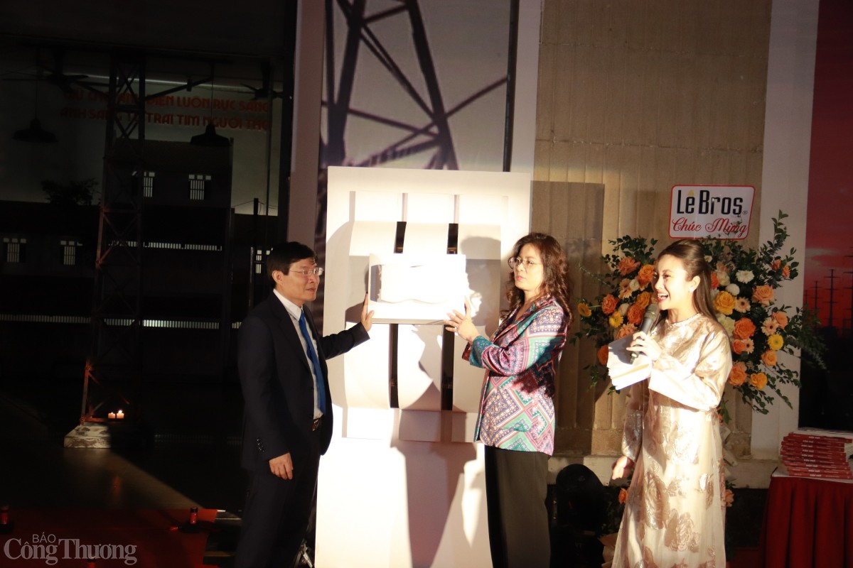 Khai mạc triển lãm nghệ thuật và ra mắt ấn phẩm “Điện phố”