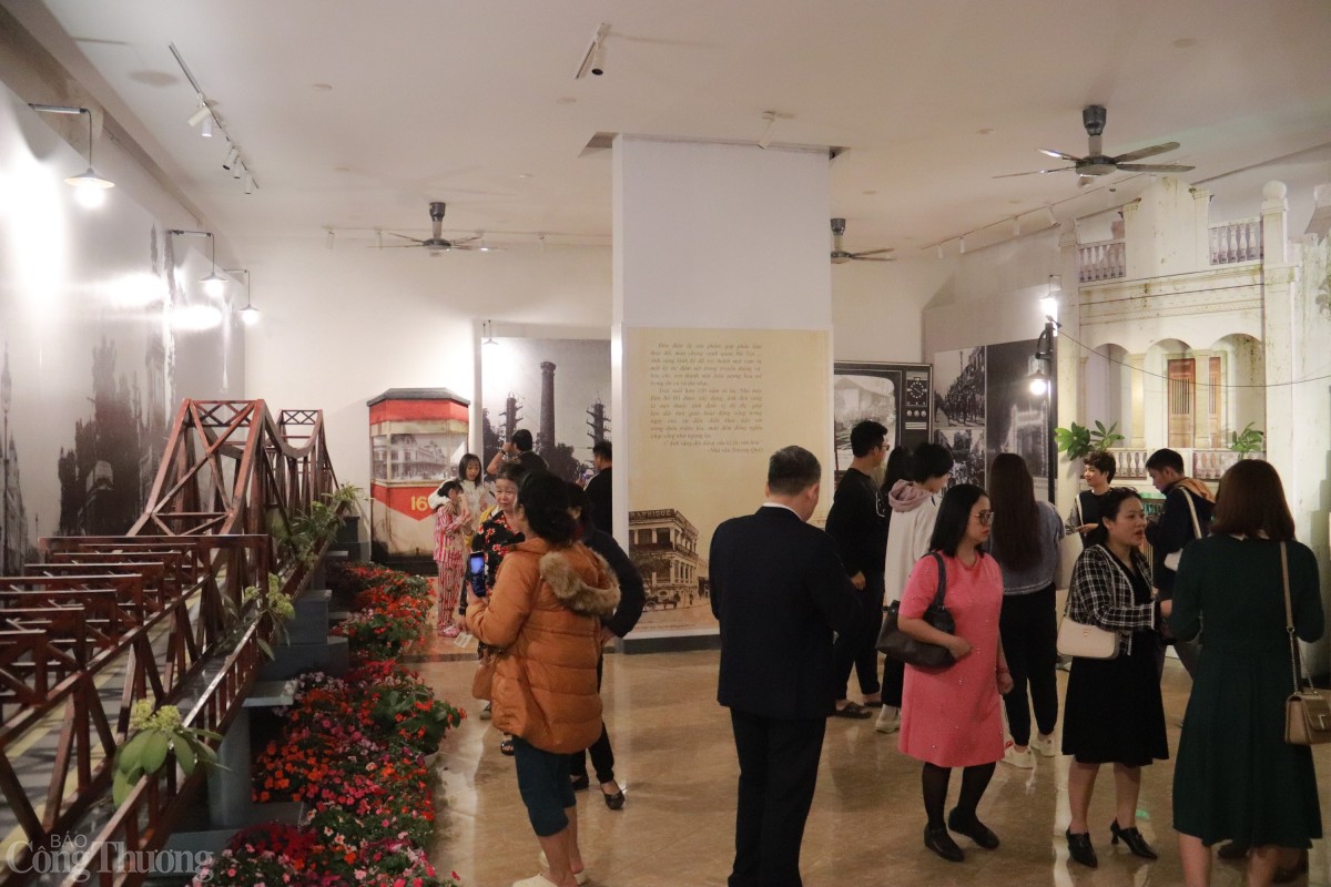 Khai mạc triển lãm nghệ thuật và ra mắt ấn phẩm “Điện phố”