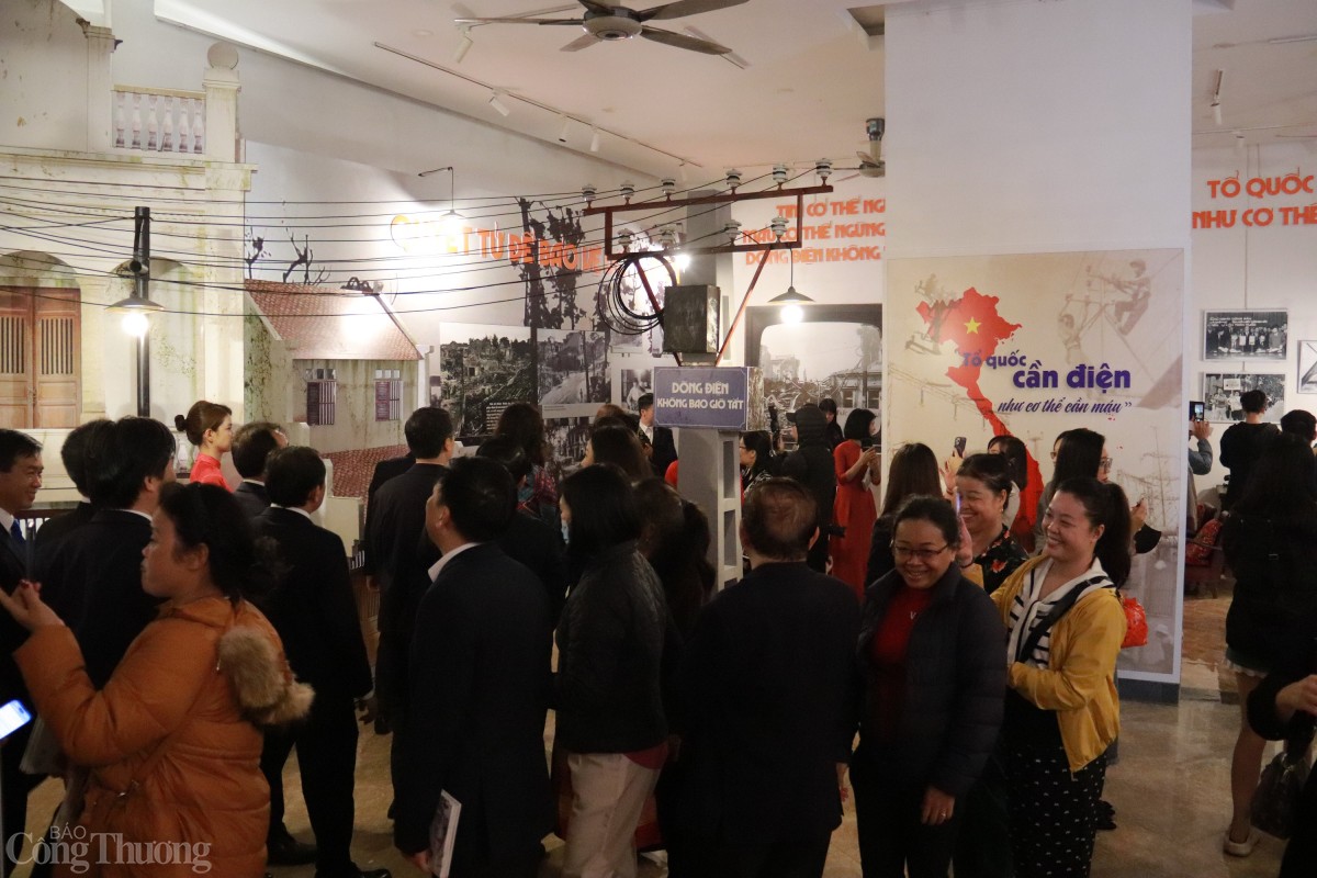 Khai mạc triển lãm nghệ thuật và ra mắt ấn phẩm “Điện phố”