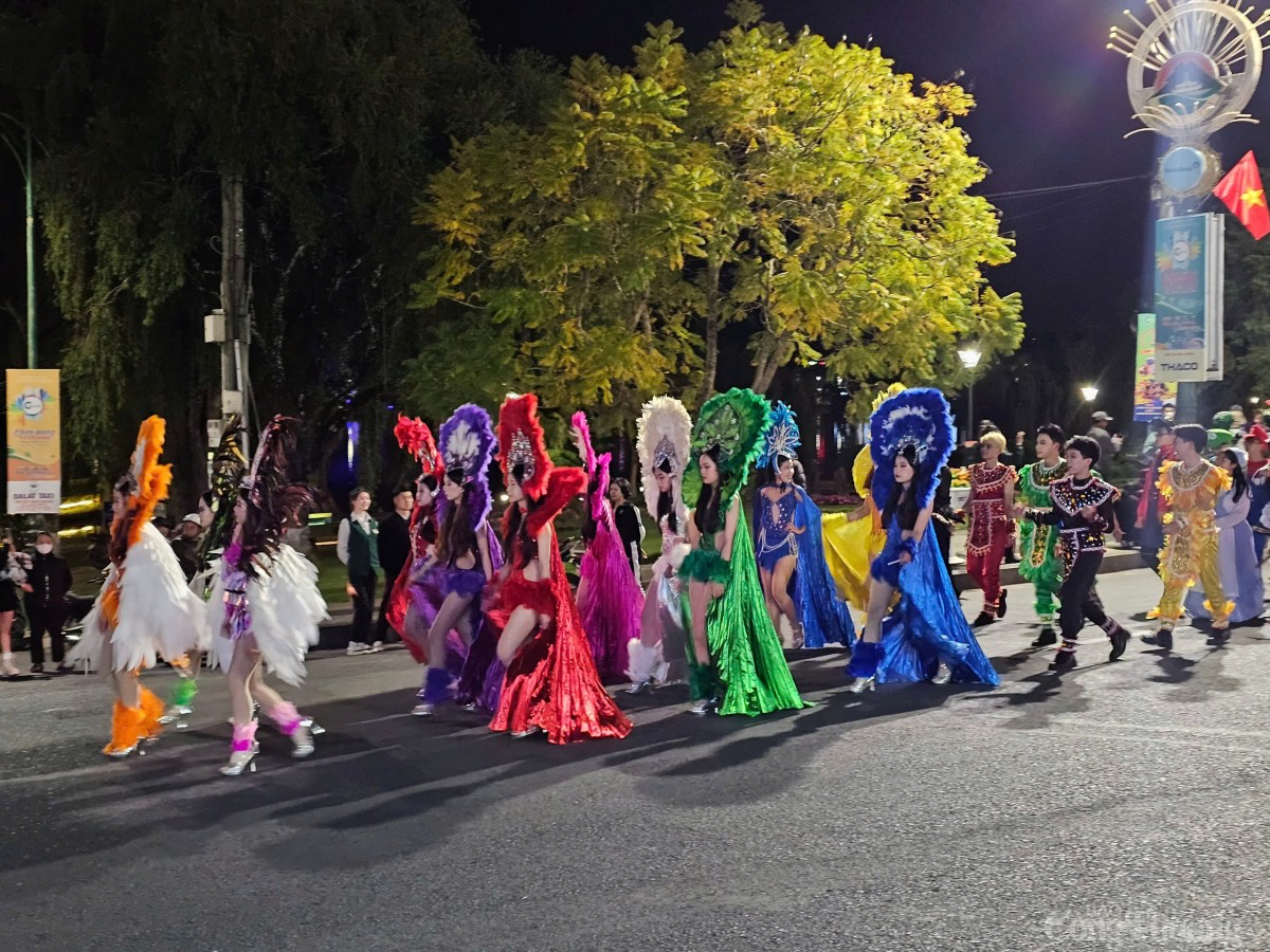 Đà Lạt đẹp lung linh và huyền ảo bởi lễ hội carnaval đường phố "Hoa và Di sản"