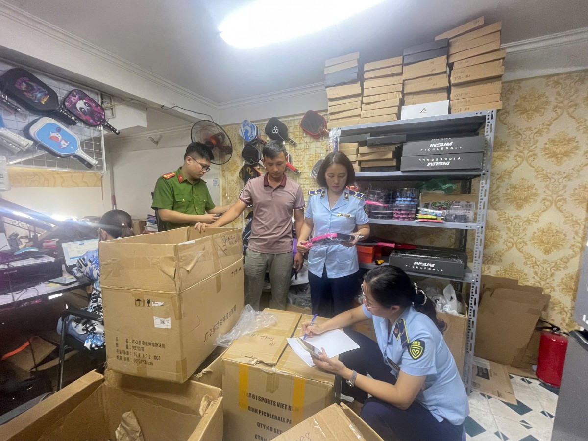 Lực lượng Quản lý thị trường Quảng Ninh phối hợp các cơ quan chức năng kiểm tra cơ sở vi phạm về kinh doanh thương mại. Ảnh: Cục Quản lý thị trường Quảng Ninh Lực lượng Quản lý thị trường Quảng Ninh phối hợp các cơ quan chức năng kiểm tra cơ sở vi phạm về kinh doanh thương mại. Ảnh: Cục Quản lý thị trường Quảng Ninh