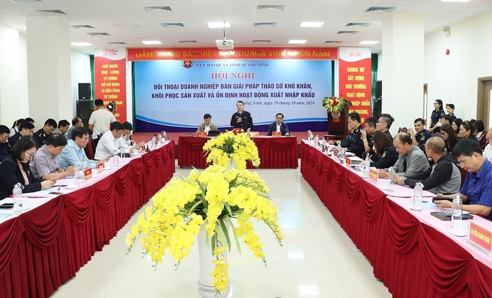 Lãnh đạo Cục Hải quan Quảng Ninh trao đổi, chia sẻ khó khăn của doanh nghiệp tại hội nghị đối thoại diễn ra ngày 29/10/2024. Ảnh: Quang Hùng Lãnh đạo Cục Hải quan Quảng Ninh trao đổi, chia sẻ khó khăn của doanh nghiệp tại hội nghị đối thoại diễn ra ngày 29/10/2024. Ảnh: Quang Hùng