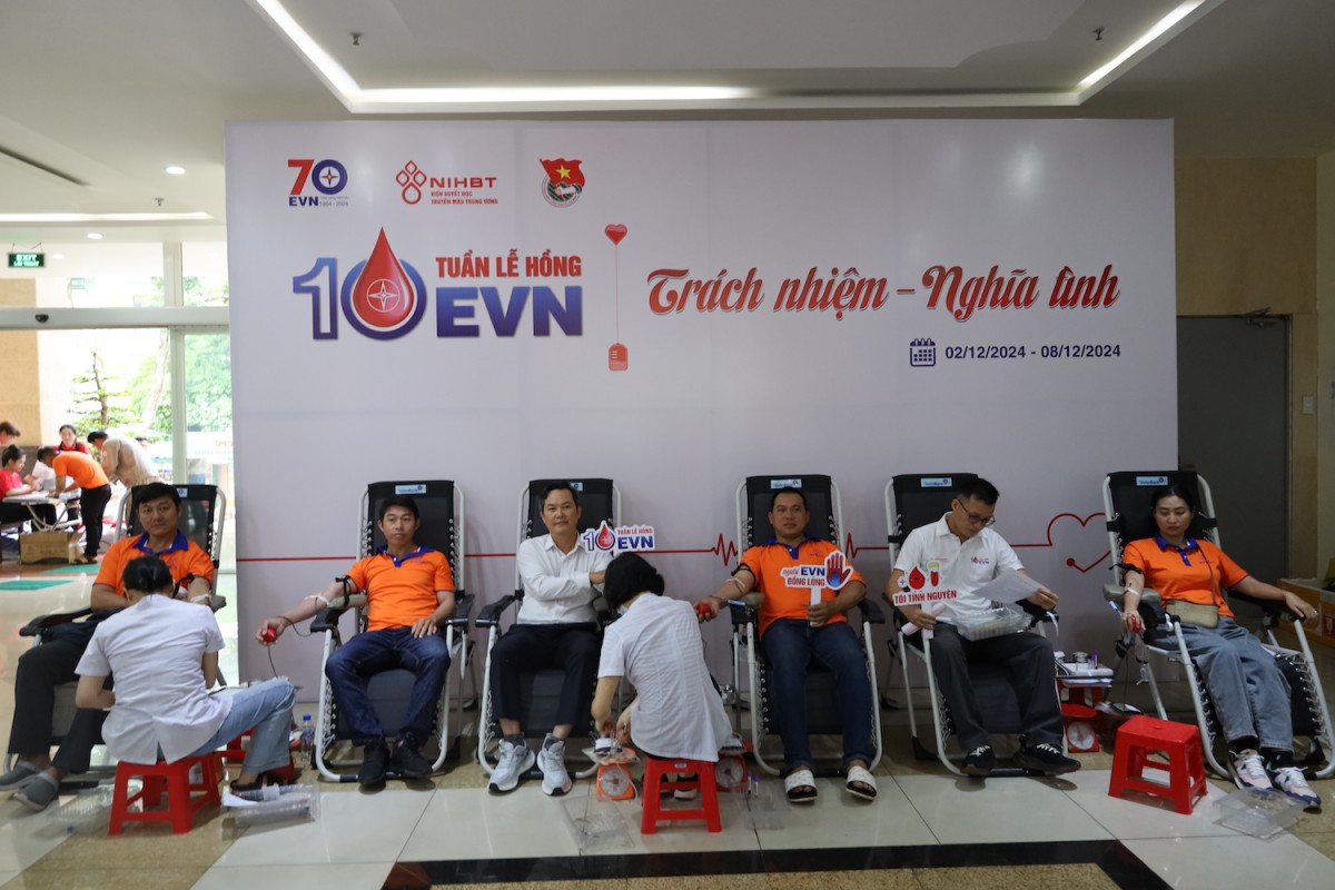 Gần 300 cán bộ, người lao động ngành điện tại tỉnh Đắk Lắk hiến máu trong hưởng ứng Tuần lễ hồng EVN lần thứ X Gần 300 cán bộ, người lao động ngành điện tại tỉnh Đắk Lắk hiến máu trong hưởng ứng Tuần lễ hồng EVN lần thứ X